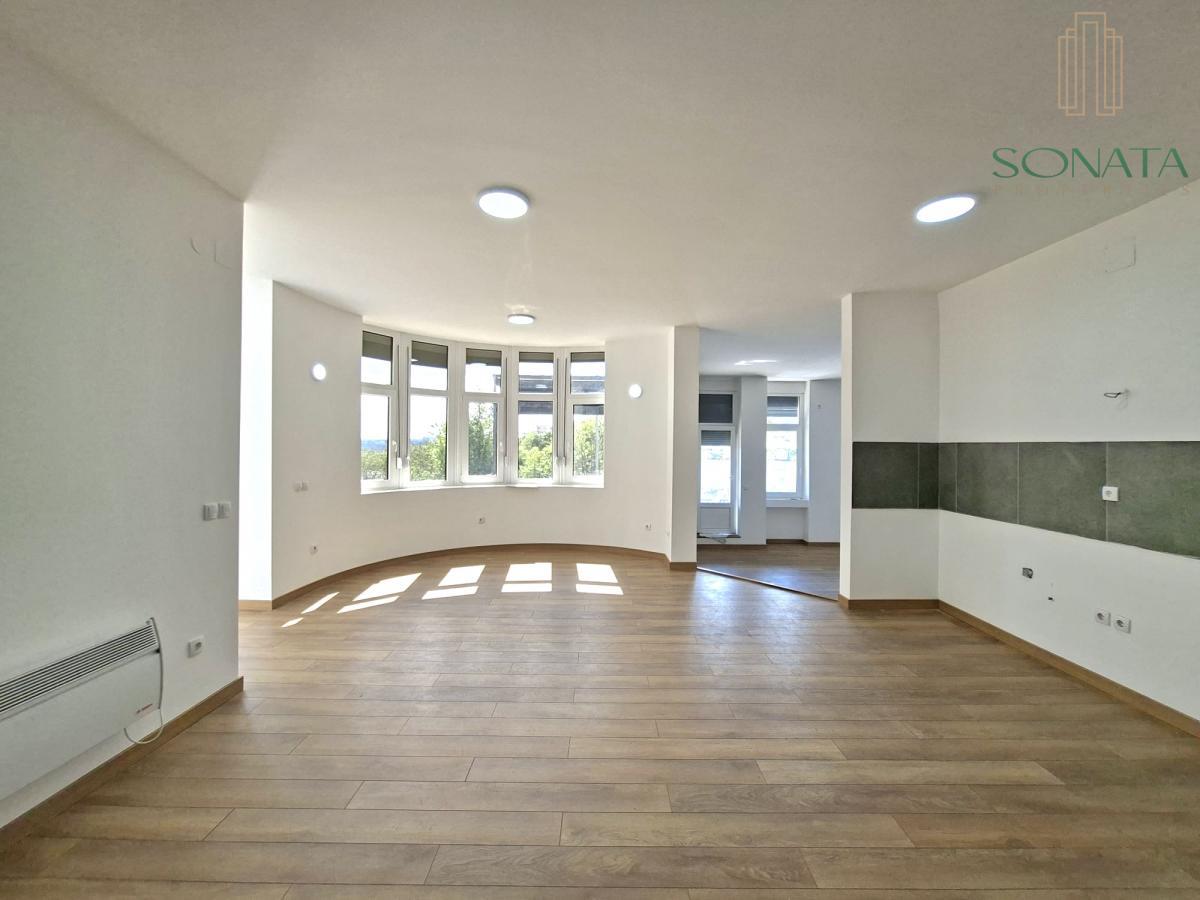 Odlična lokacija, terasa 50m2, parking-Dedinje