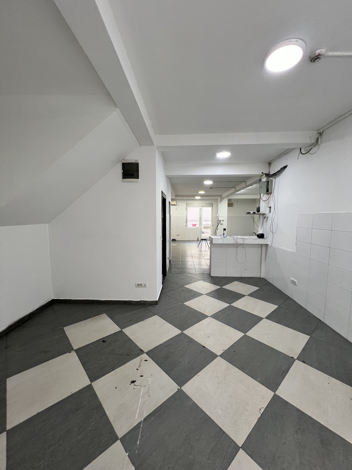 Izadjemo poslovni prostor kod Đerma