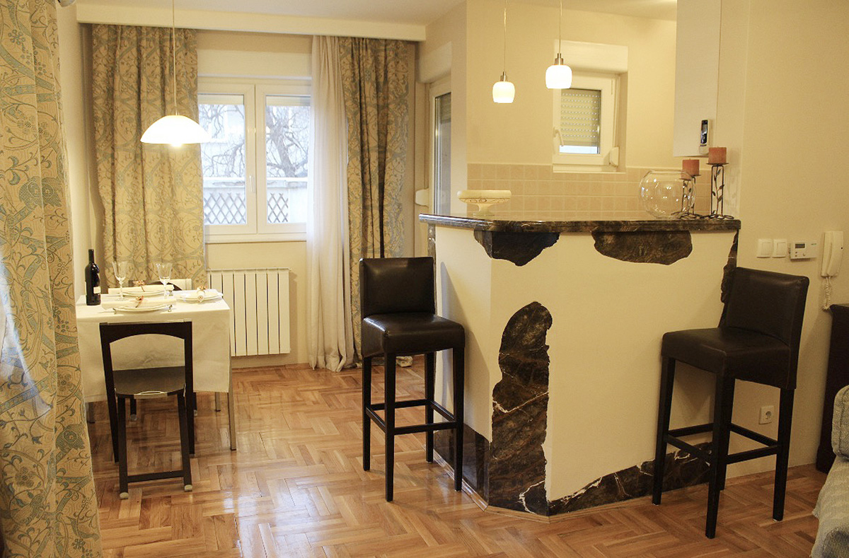 Prodajemo dvoiposoban stan, Uciteljsko Naselje, 176m²