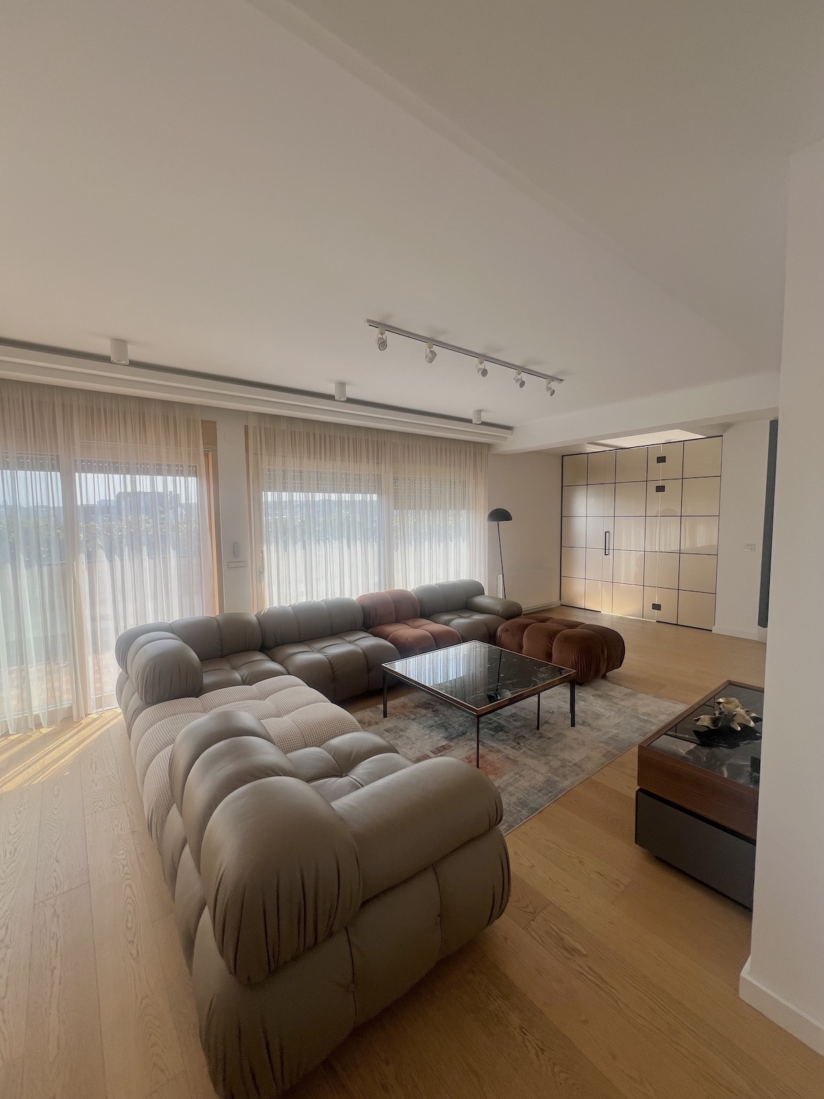 Izdajemo četvoroiposoban stan, Hram Svetog Save, 237m²
