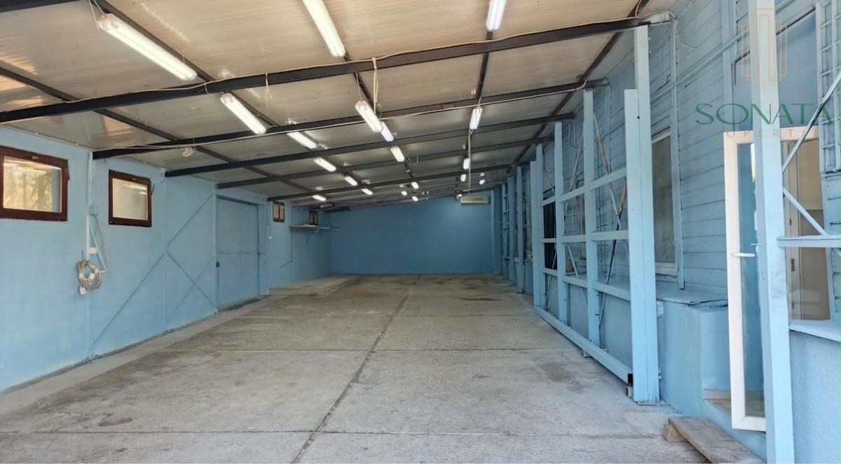 Magacin od 600m2 sa parkingom za šlepere