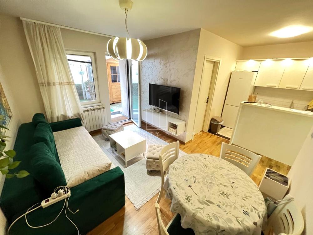Stan sa baštom od 35m2, uknjižen